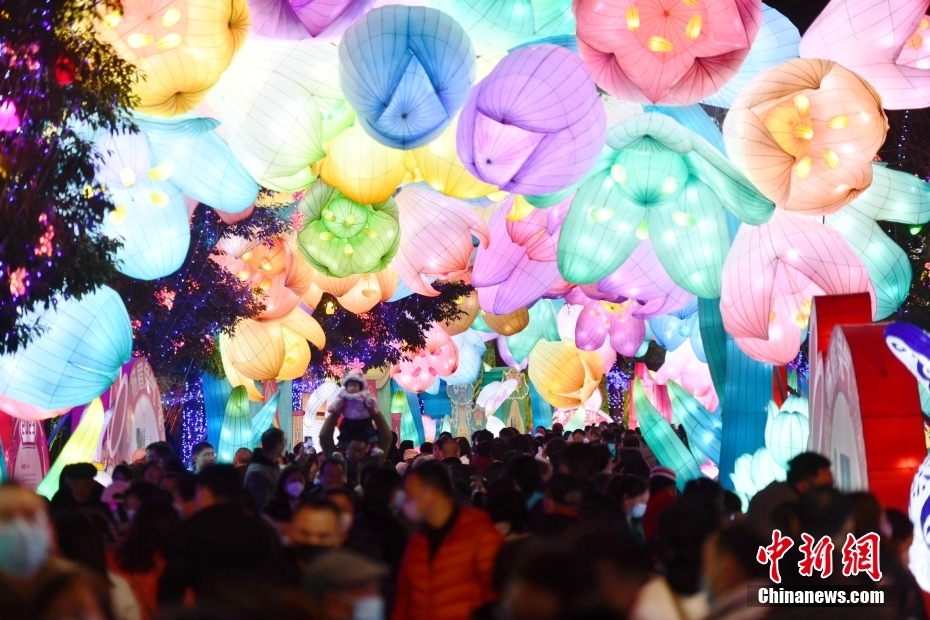 成都金沙遗址打造“青铜面具”主题灯组吸引游客