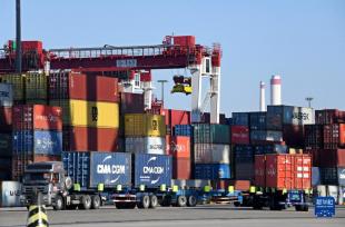 山东港口青岛港：大干迎新春 力夺“开门红”