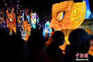 成都金沙遗址打造“青铜面具”主题灯组吸引游客