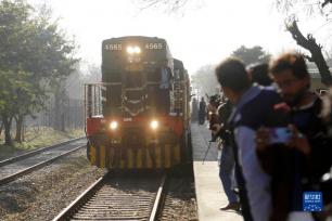 巴基斯坦将从中国进口的铁路客车投入载客运营