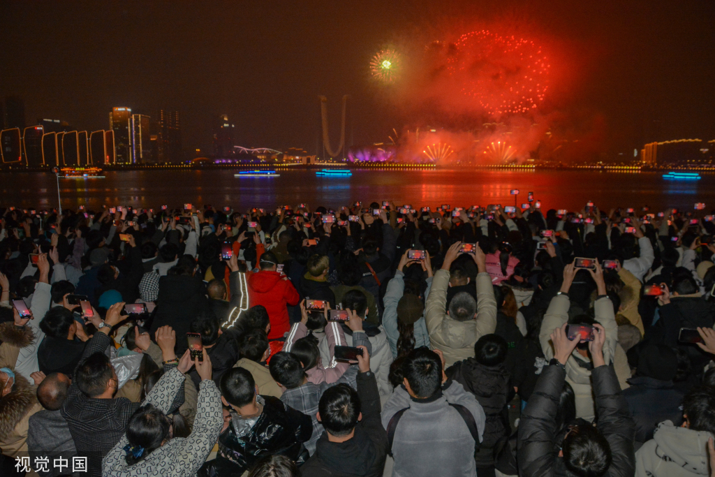 杭州：烟花绚丽多彩闹元宵