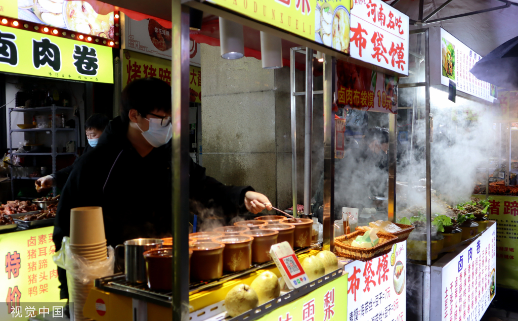 上海市民逛夜市品美食 城市烟火气十足