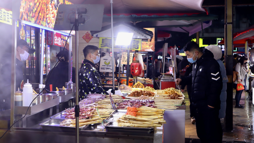上海市民逛夜市品美食 城市煙火氣十足