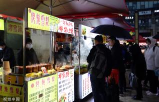 上海市民逛夜市品美食 城市烟火气十足