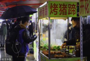 上海市民逛夜市品美食 城市烟火气十足
