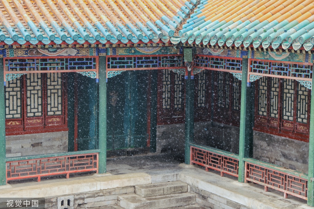 北京迎来降雪天气 颐和园琼楼玉宇分外静谧