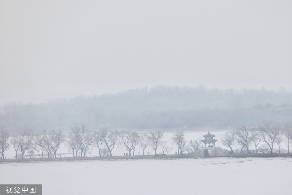 北京迎来降雪天气 颐和园琼楼玉宇分外静谧