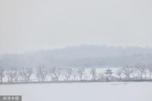 北京迎来降雪天气 颐和园琼楼玉宇分外静谧