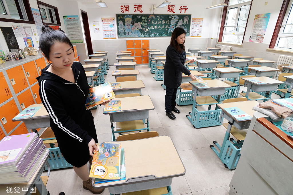 天津：开学在即 教师对新学期教材进行分类