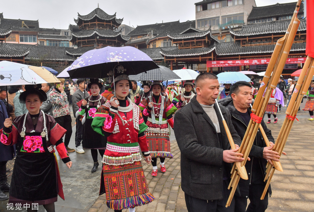 贵州盛大民间芦笙会举行 苗族同胞身着特色民族服饰