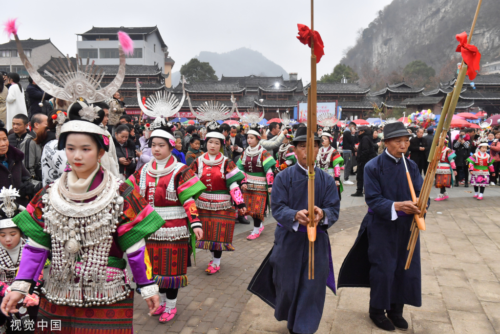贵州盛大民间芦笙会举行 苗族同胞身着特色民族服饰