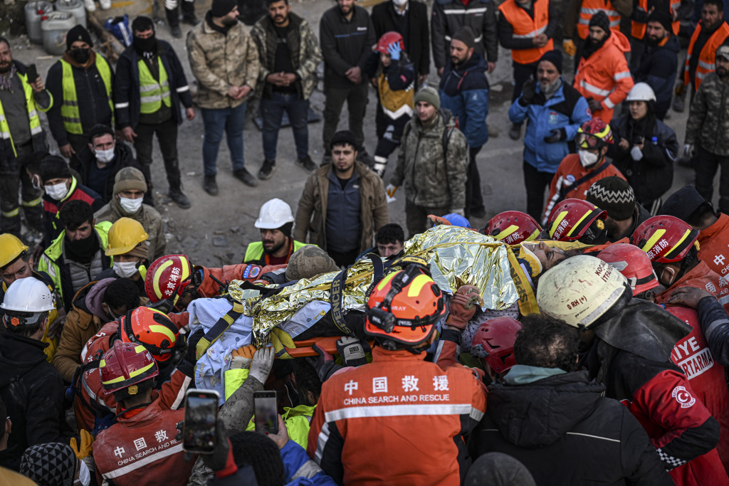 中国救援队在土耳其灾区救出幸存者