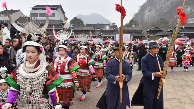 贵州盛大民间芦笙会举行 苗族同胞身着特色民族服饰