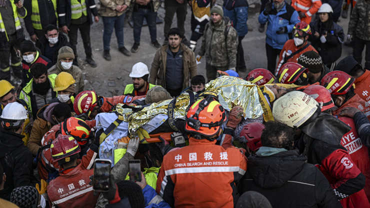 中国救援队在土耳其灾区救出幸存者
