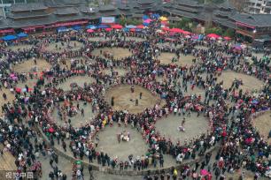贵州盛大民间芦笙会举行 苗族同胞身着特色民族服饰