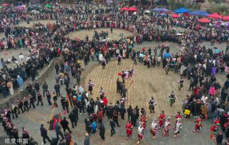 贵州盛大民间芦笙会举行 苗族同胞身着特色民族服饰