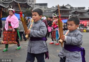 贵州盛大民间芦笙会举行 苗族同胞身着特色民族服饰