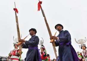 贵州盛大民间芦笙会举行 苗族同胞身着特色民族服饰