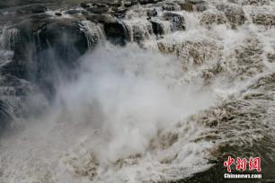 黄河壶口瀑布冰消河开 蔚为壮观