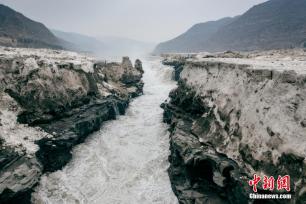 黄河壶口瀑布冰消河开 蔚为壮观