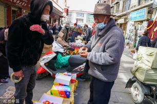 拉萨：藏历水兔新年临近 年货市场热闹非凡