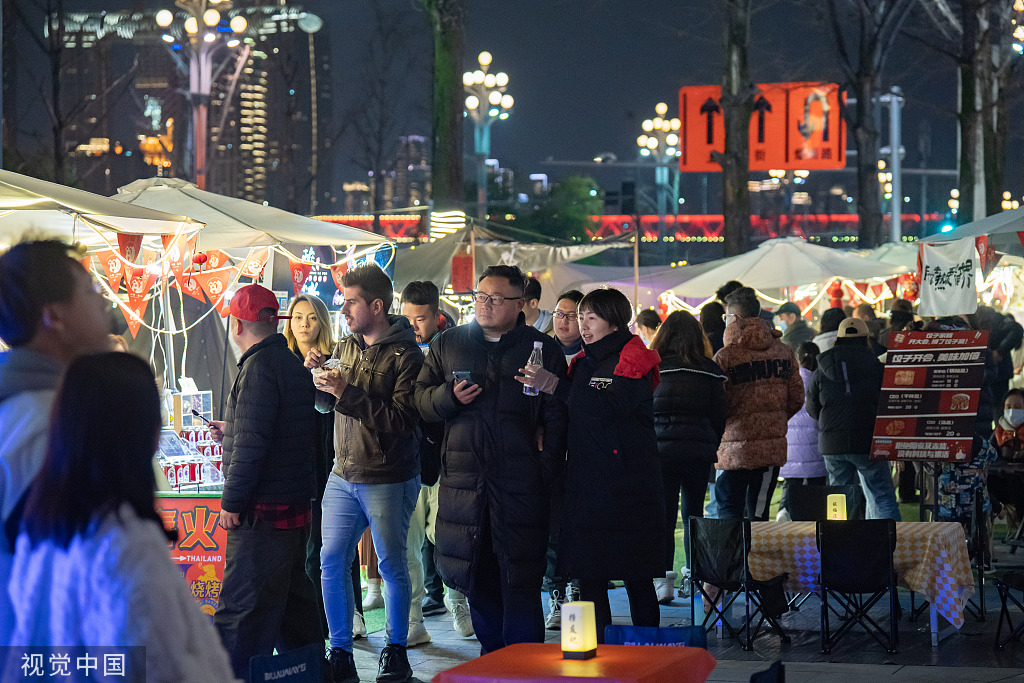 重庆：市民游客逛小熊集市体验“夜生活”