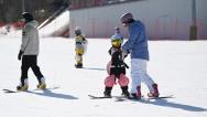 长春雪场热“雪”沸腾 小朋友体验滑雪运动