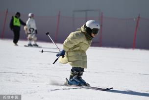 长春雪场热“雪”沸腾 小朋友体验滑雪运动