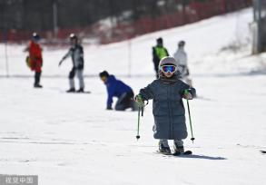 长春雪场热“雪”沸腾 小朋友体验滑雪运动