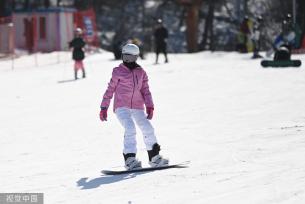 长春雪场热“雪”沸腾 小朋友体验滑雪运动