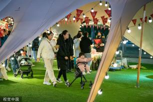 重庆：市民游客逛小熊集市体验“夜生活”