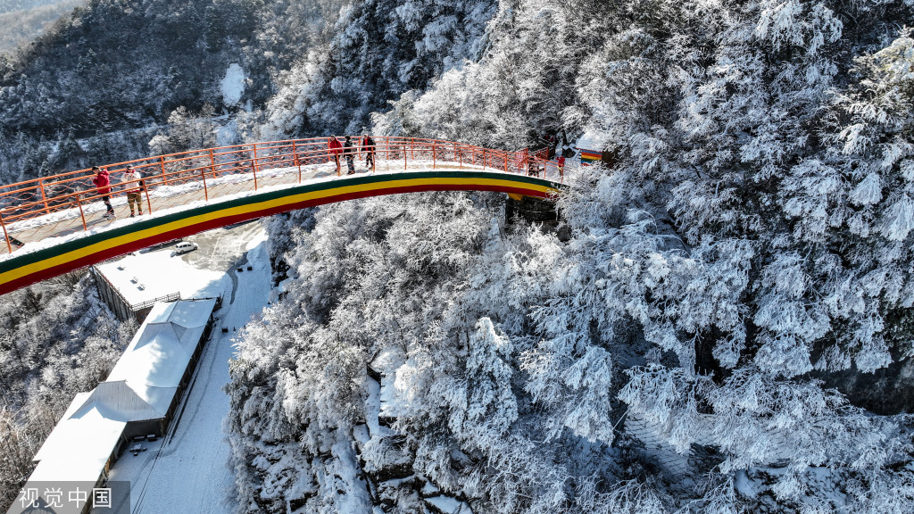 湖北神农架：初春景区现洁白雾凇