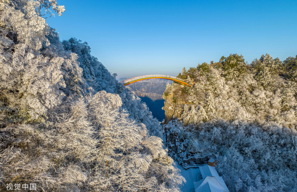 湖北神农架：初春景区现洁白雾凇