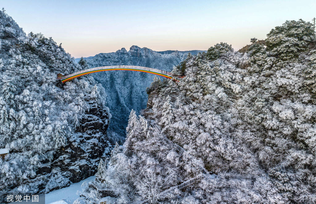 湖北神农架：初春景区现洁白雾凇