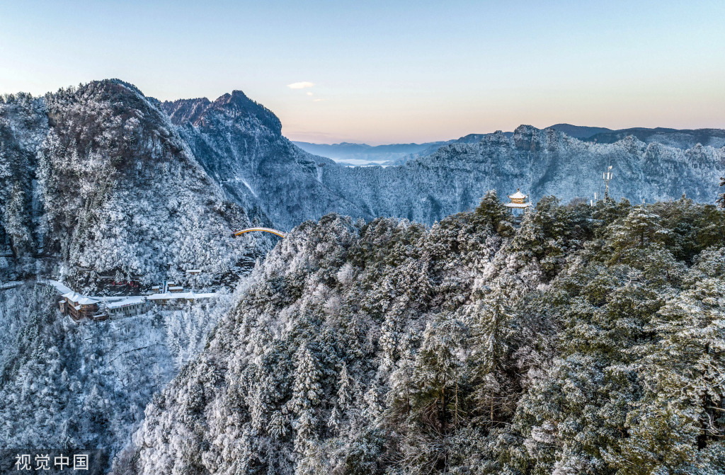 湖北神农架：初春景区现洁白雾凇