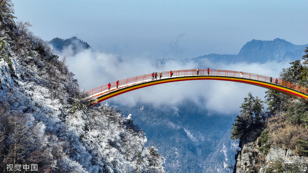 湖北神农架：初春景区现洁白雾凇