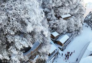 湖北神农架：初春景区现洁白雾凇