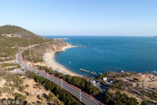 青岛：受春季海风影响 渔船渔港停泊避风