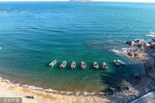 青岛：受春季海风影响 渔船渔港停泊避风