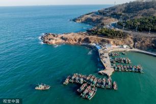 青岛：受春季海风影响 渔船渔港停泊避风