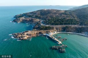 青岛：受春季海风影响 渔船渔港停泊避风