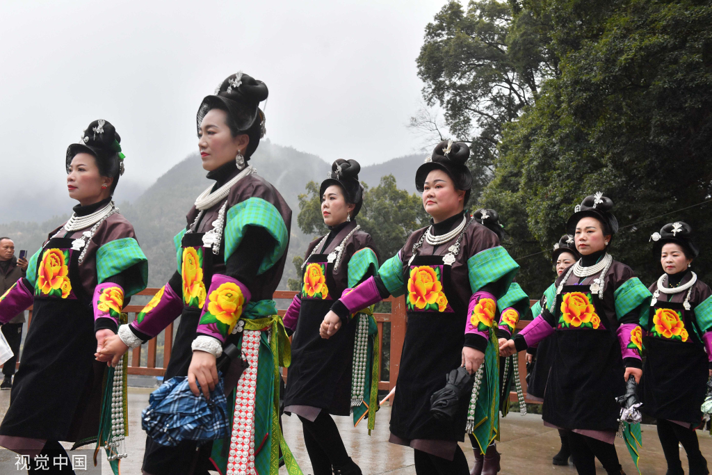 贵州凯里：苗族村民欢跳木鼓舞庆木鼓文化节