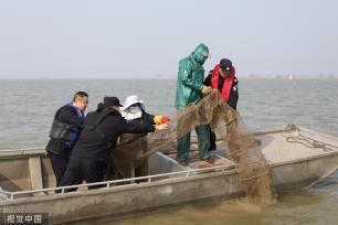 江苏淮安：水警大队开展“春雷行动” 在洪泽湖水面查获偷捕渔具