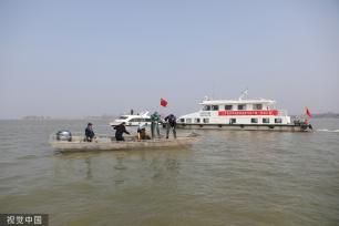 江苏淮安：水警大队开展“春雷行动” 在洪泽湖水面查获偷捕渔具