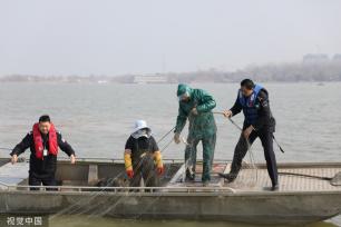 江苏淮安：水警大队开展“春雷行动” 在洪泽湖水面查获偷捕渔具