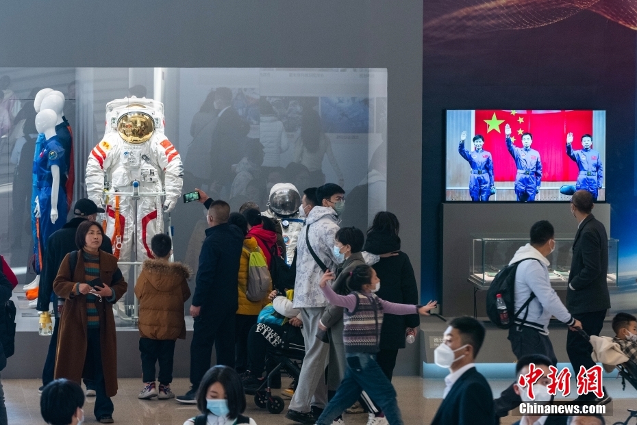 中国载人航天工程30年成就展在北京开幕