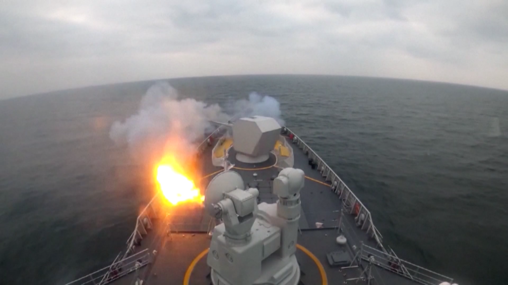 贵阳舰开展多课目全要素实弹射击训练