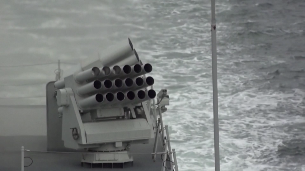 贵阳舰开展多课目全要素实弹射击训练