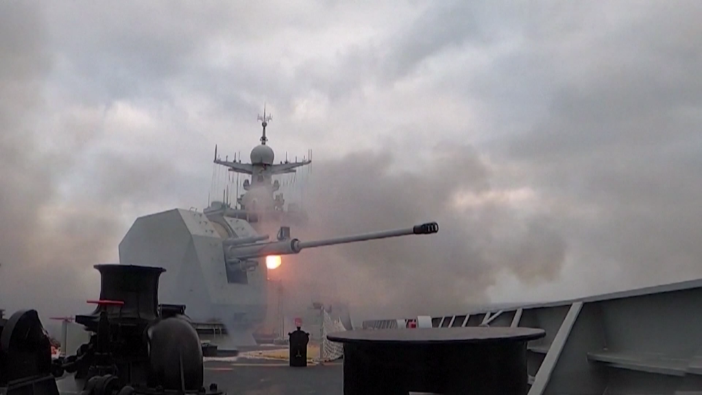 贵阳舰开展多课目全要素实弹射击训练