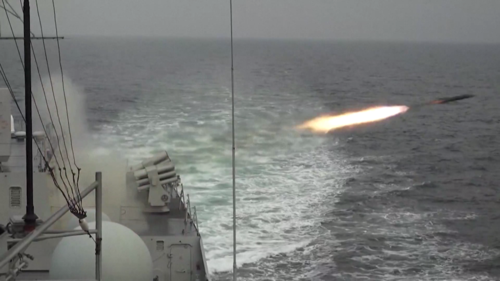 贵阳舰开展多课目全要素实弹射击训练